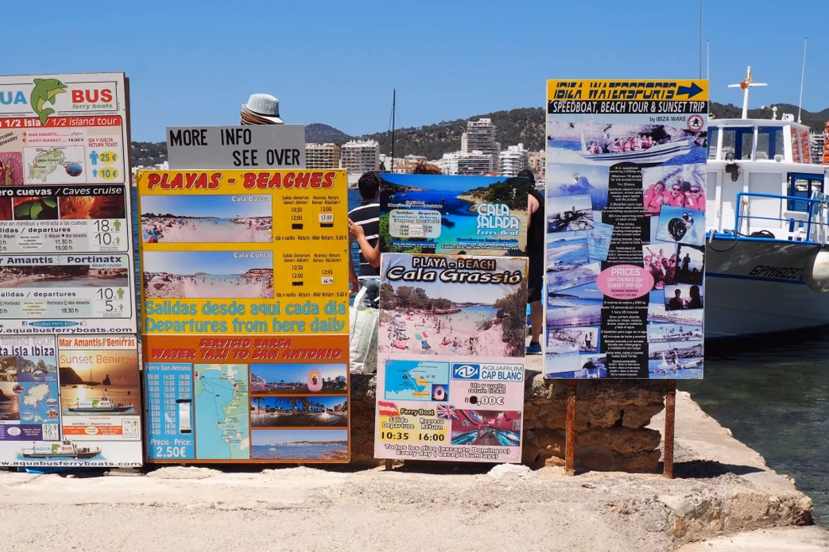 What companies run services between Ibiza and Sant Antoni de Portmany?