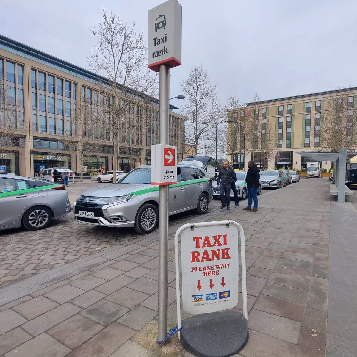 Does Cambridge train station have a car park?