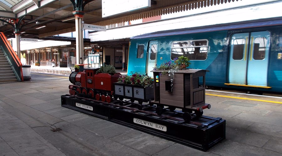Are there Cycle Hire facilities at Colwyn Bay station?