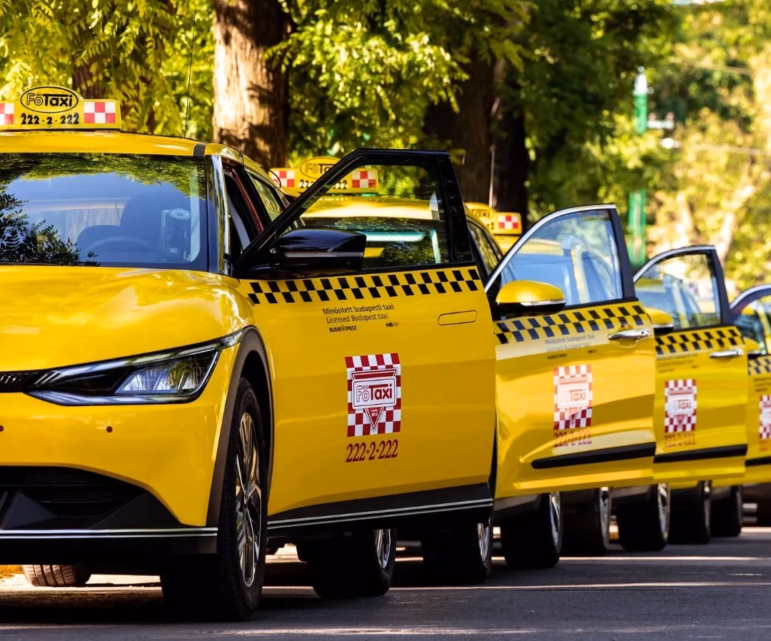 How to get from Puigpunyent to Estacio intermodal?