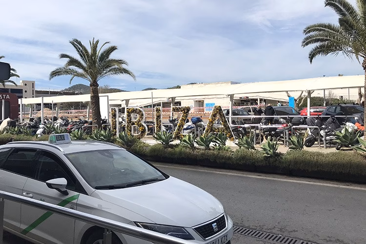 Does Cala Jondal have a parking lot?