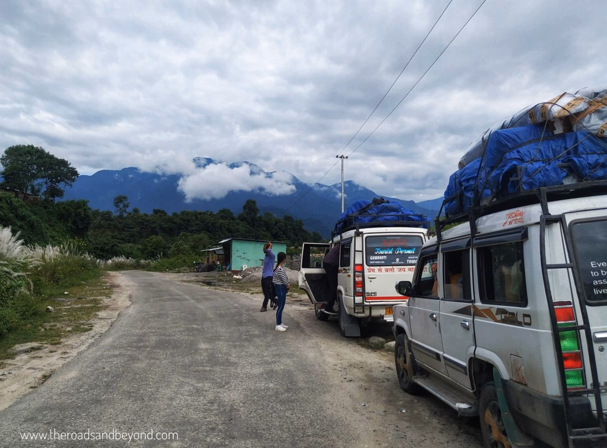What types of buses are available from Tezpur to Tawang?