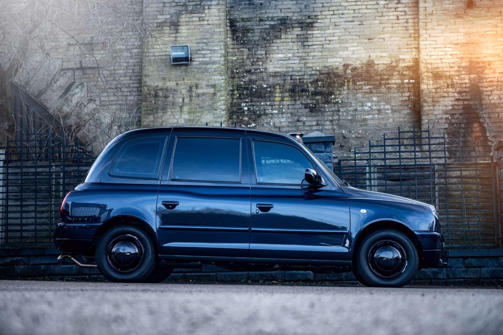 Who regulates taxis & private hire vehicles in London?