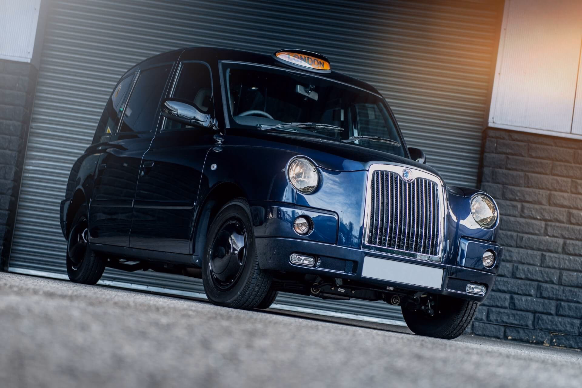 Who regulates taxis & private hire vehicles in London?