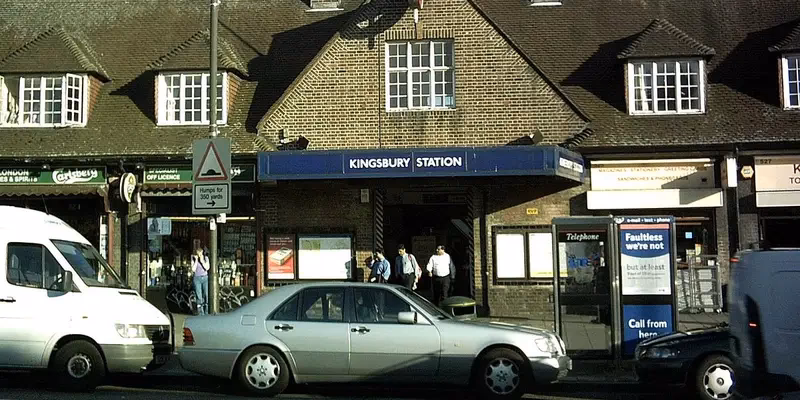 How do I get a taxi in Swindon?