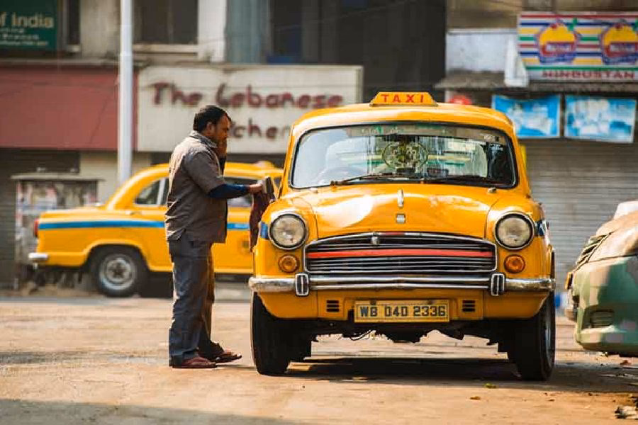 How do I stop a taxi in Kolkata?