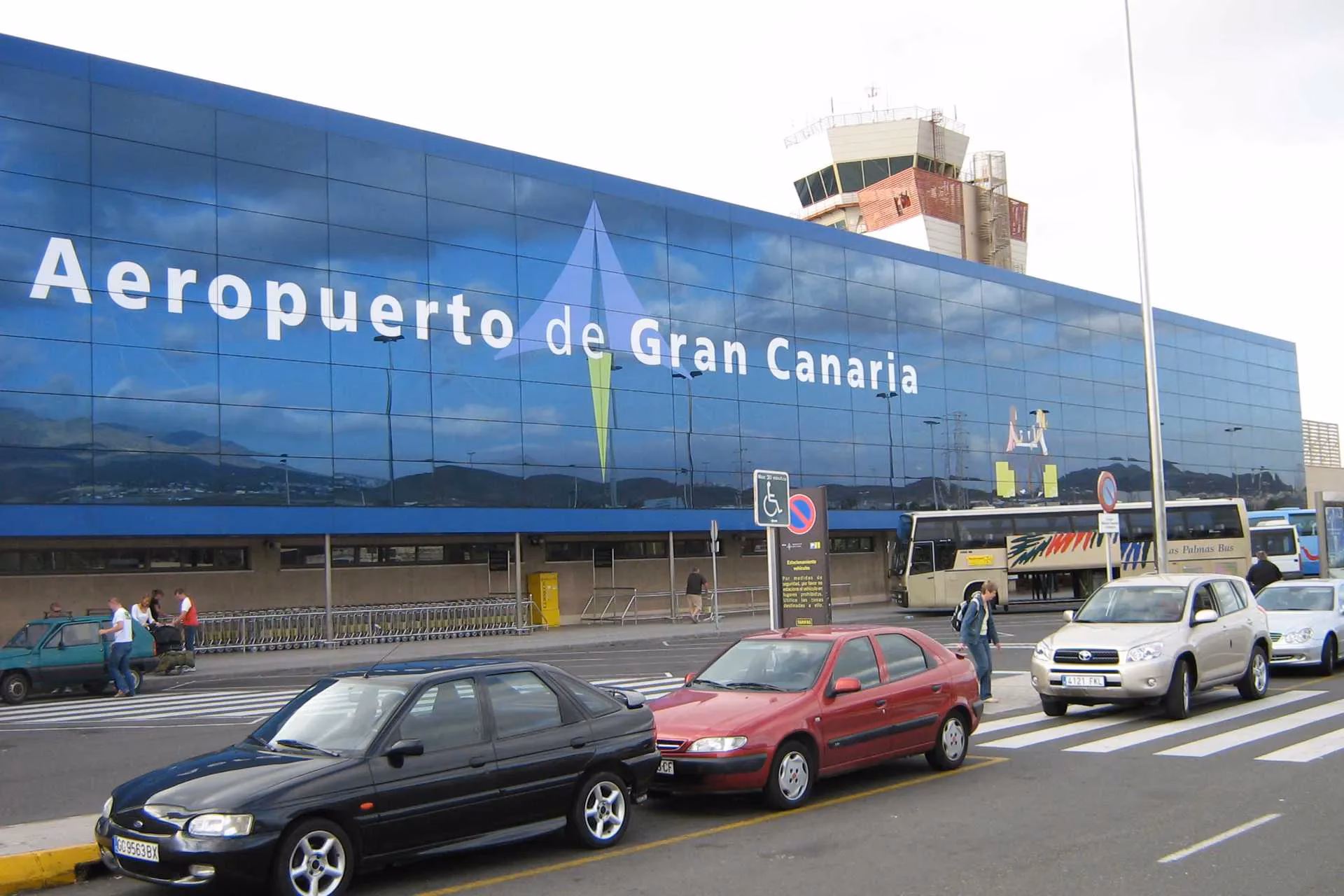 How far is San Agustin from Las Palmas de Gran Canaria?