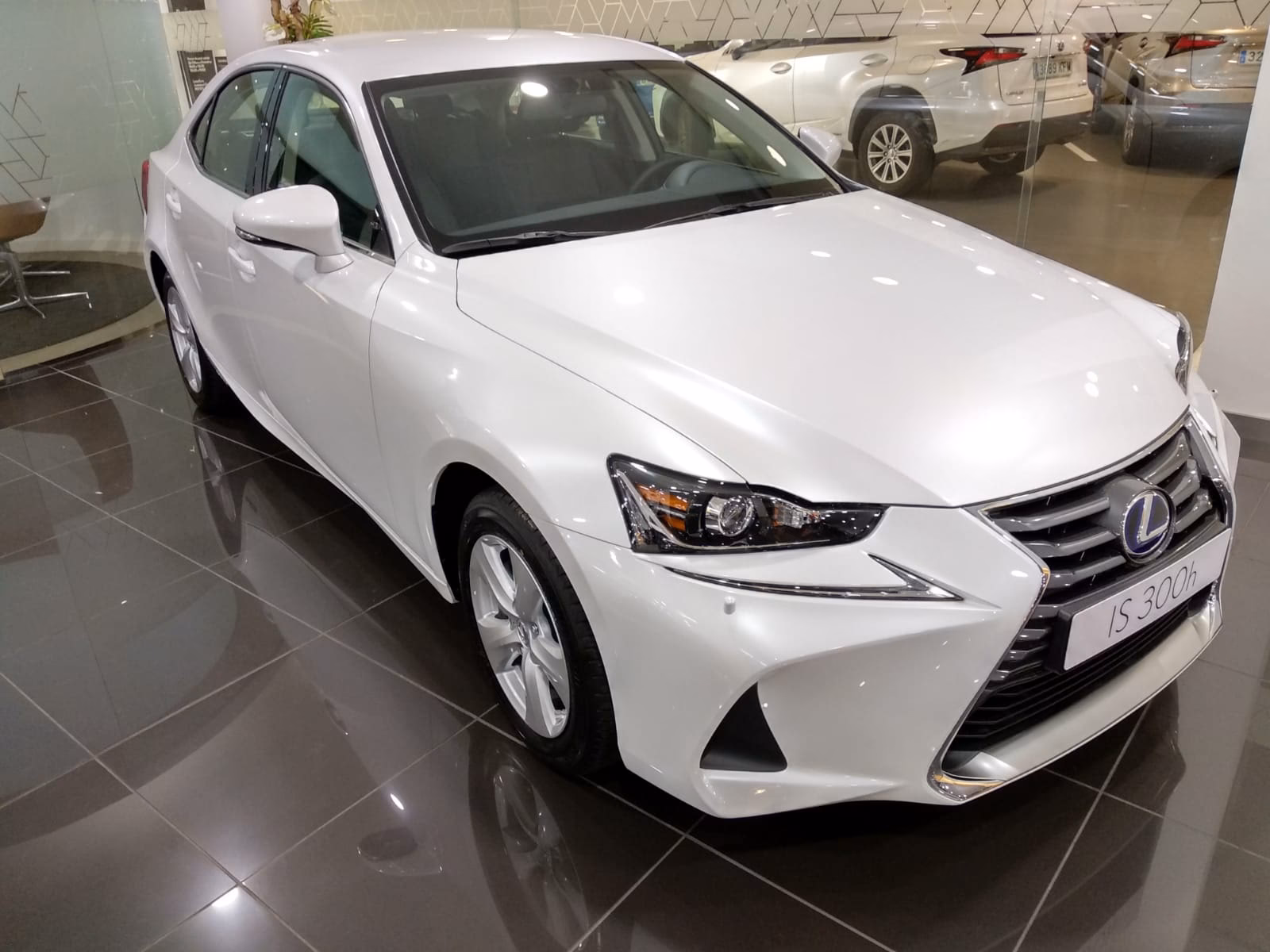 ¿Por qué comprar un Lexus RC 300H?