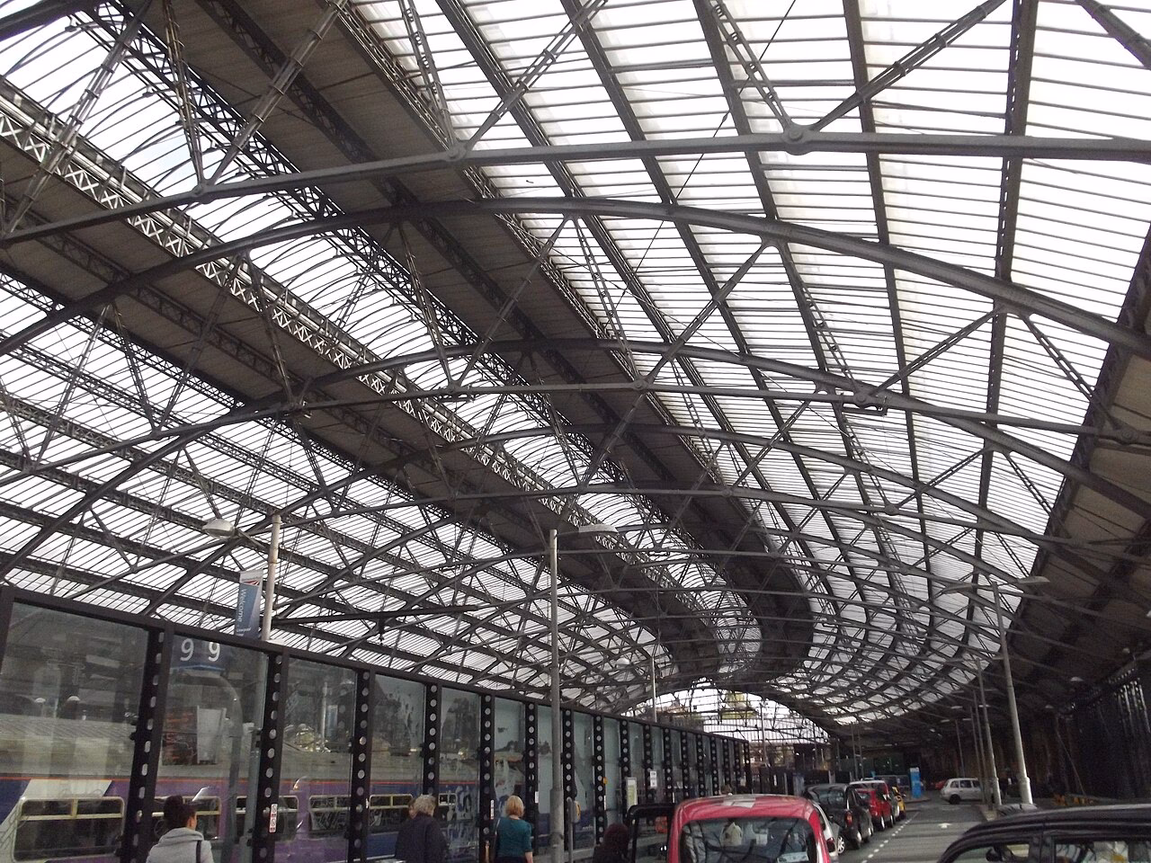 Are there cabs outside Liverpool Lime Street station?