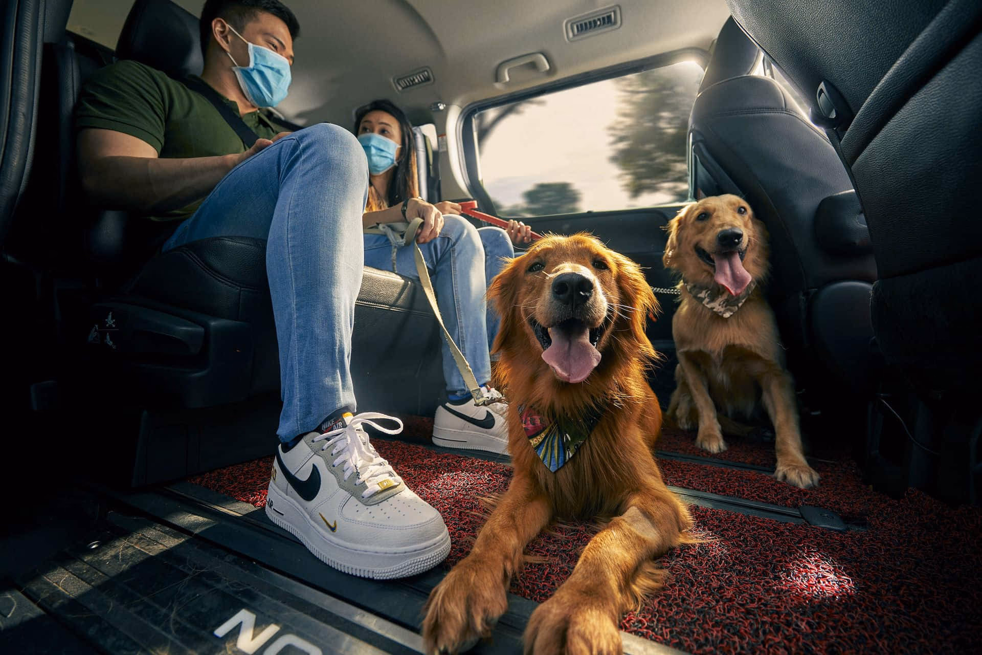 How many passengers can a GrabCar seat?