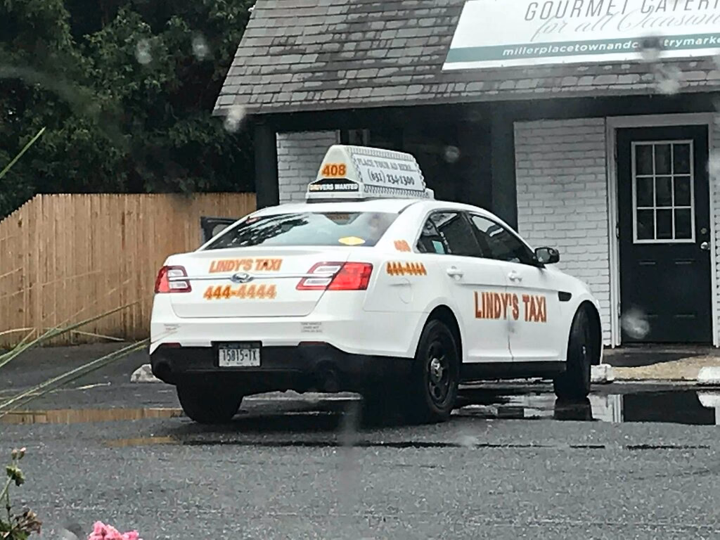 Does Lindy's taxi have messaging on Yelp?