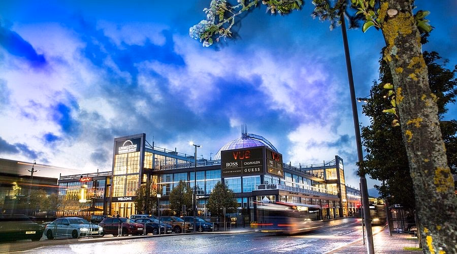 How to get to Livingston shopping centre by bus or train?