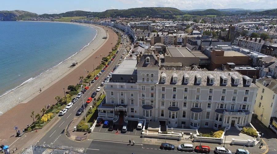 Where can I take a cab to Llandudno Junction railway station?