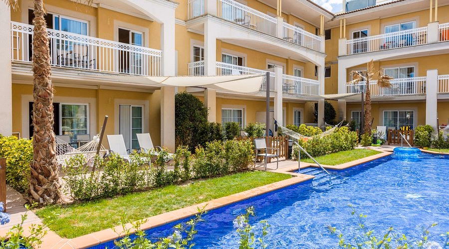 Where is the Zafiro Can Picafort located?