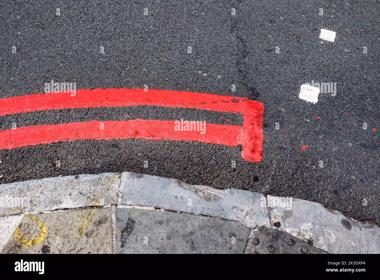 Can a bus stop at a red line?