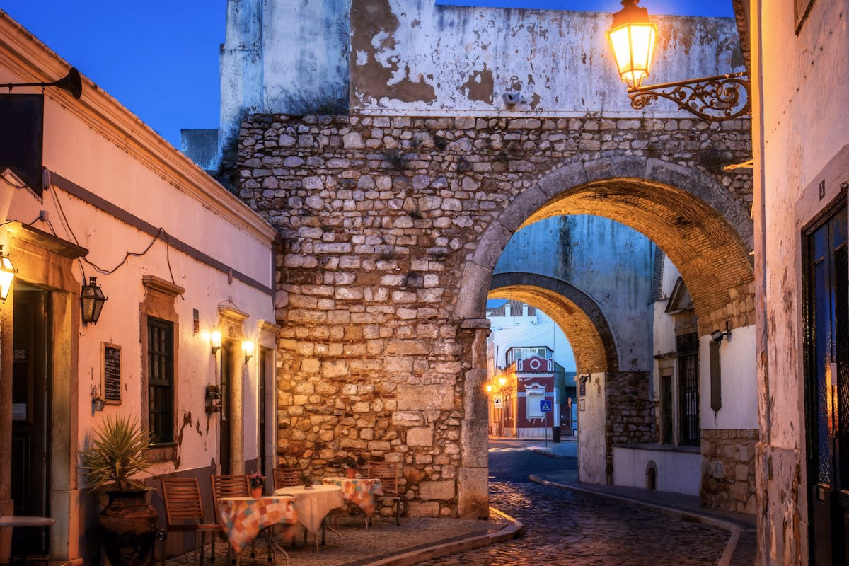 How much does it cost to travel from Faro Hospital to Lagos?