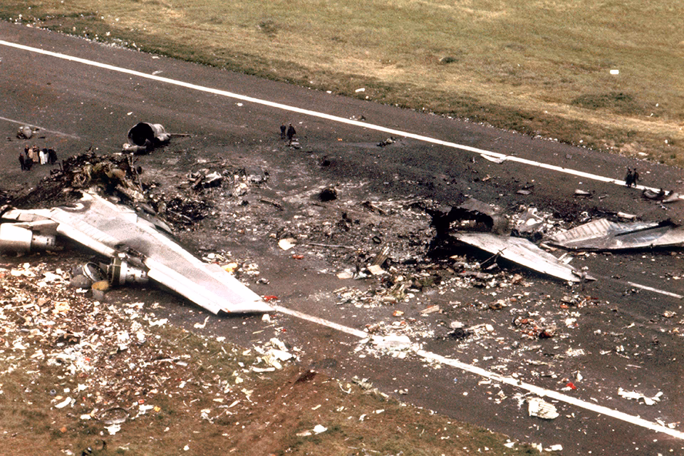 How did Pan Am & KLM avoid a collision?