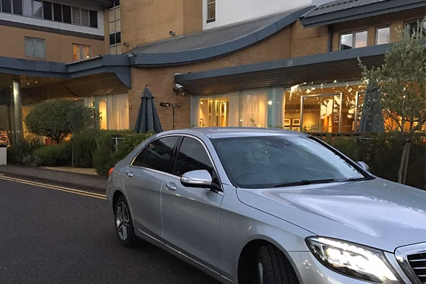 Does Luton Airport have a bus station?