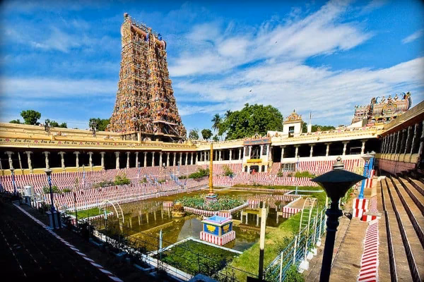 How far is Madurai Airport (IXM) from Meenakshi Temple?