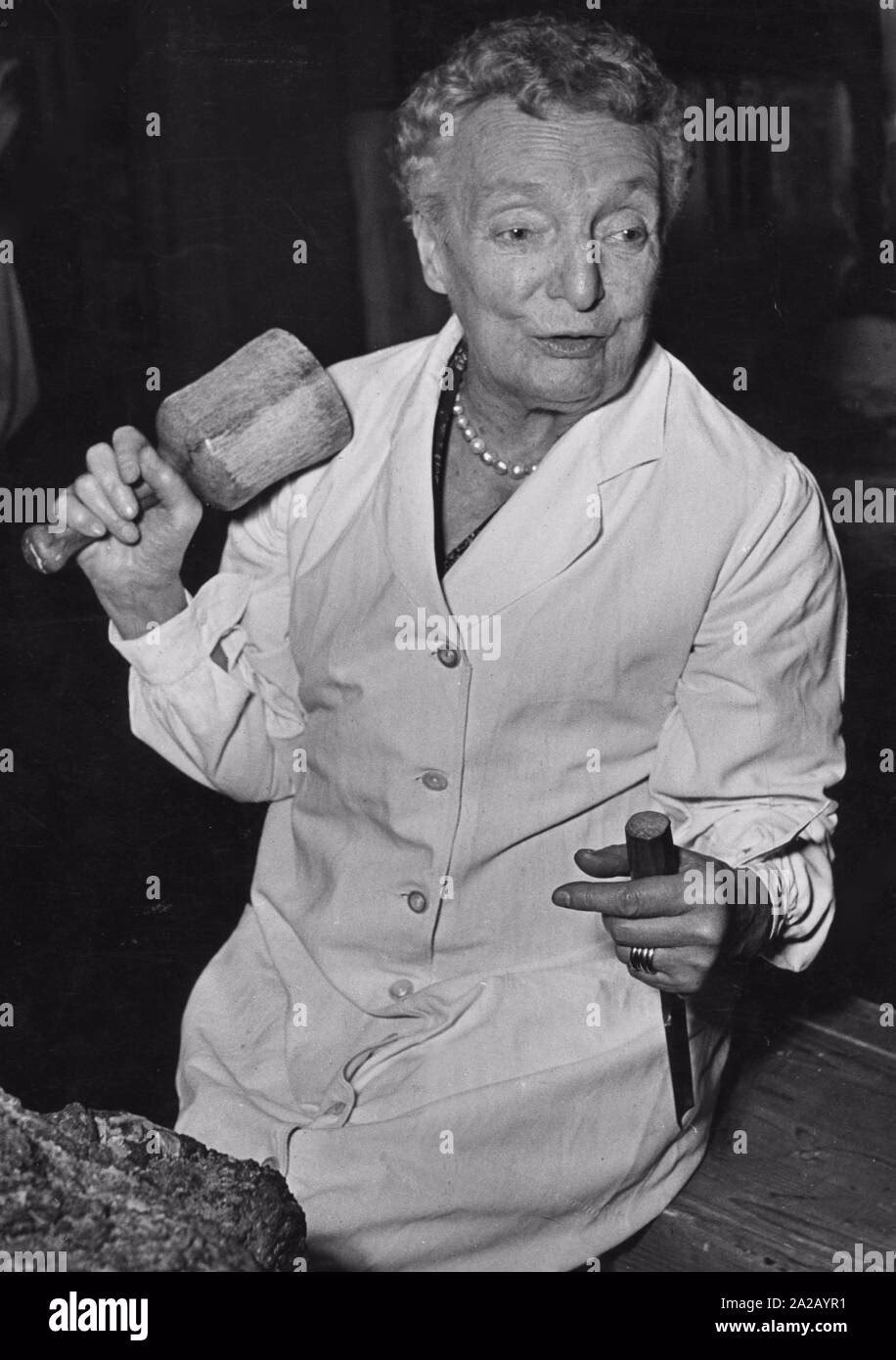 How do I get a taxi in capes?