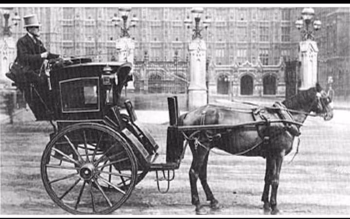What type of carriage was used in the first half of 19th century?