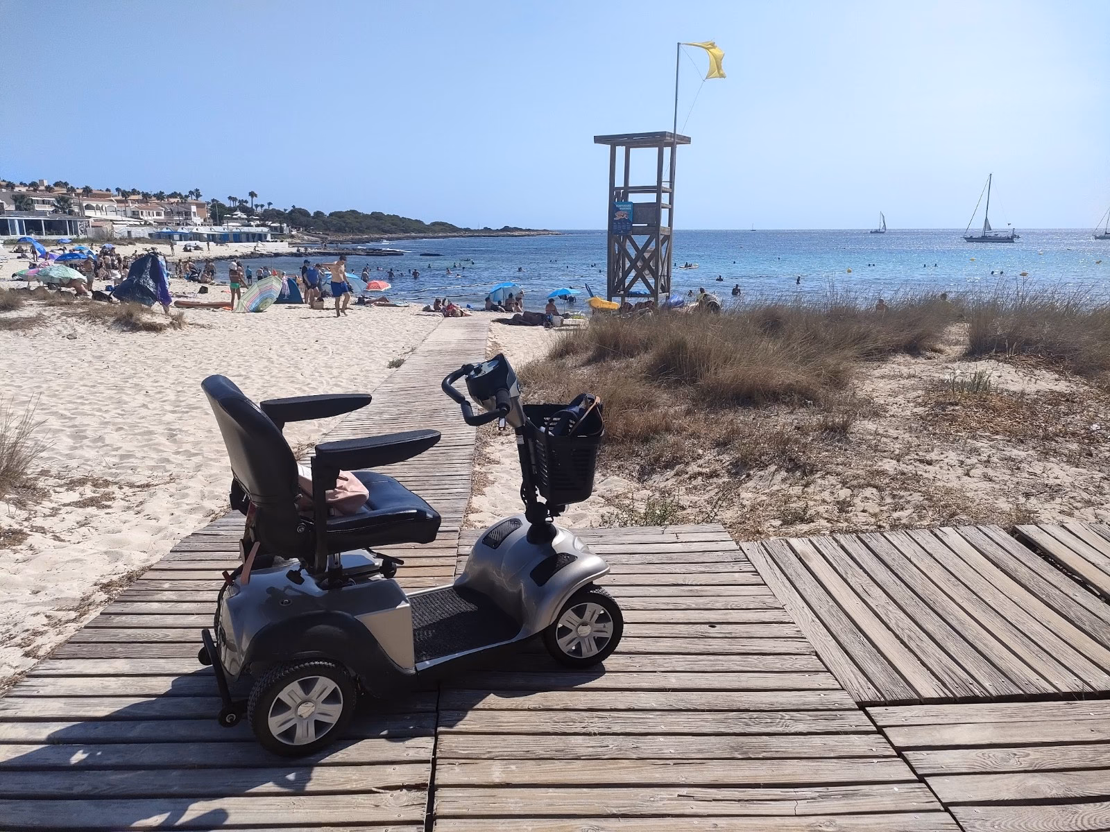 Are there wheelchair accessible beaches in Menorca?