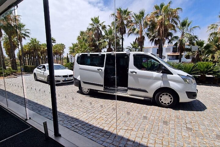 How to get from Faro Airport to Olhos d'Agua?