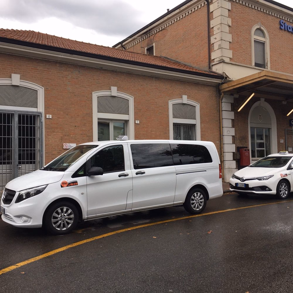 What are people saying about taxis in Modena?