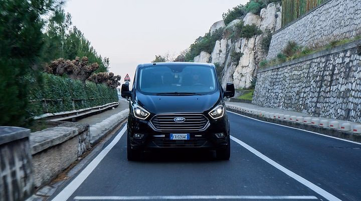 Where can I get a taxi in Naples?