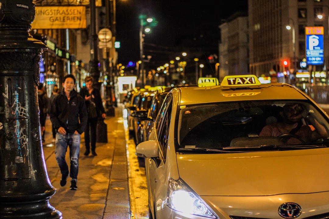 Does Nooga taxi speak Spanish?