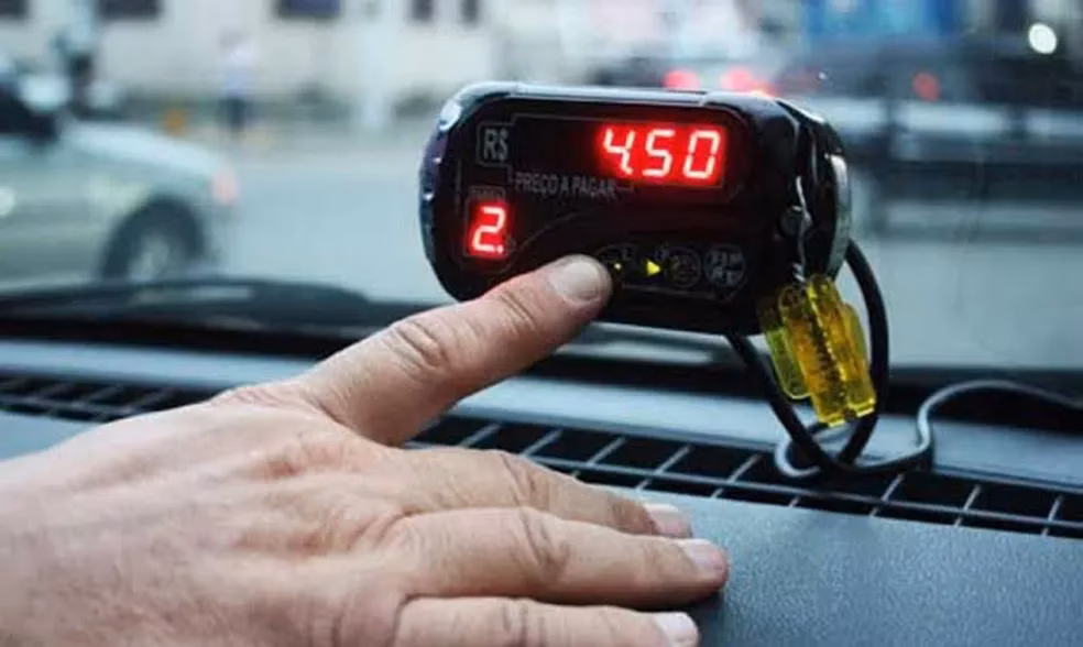 Quando o taxista pode cobrar Bandeira 2?
