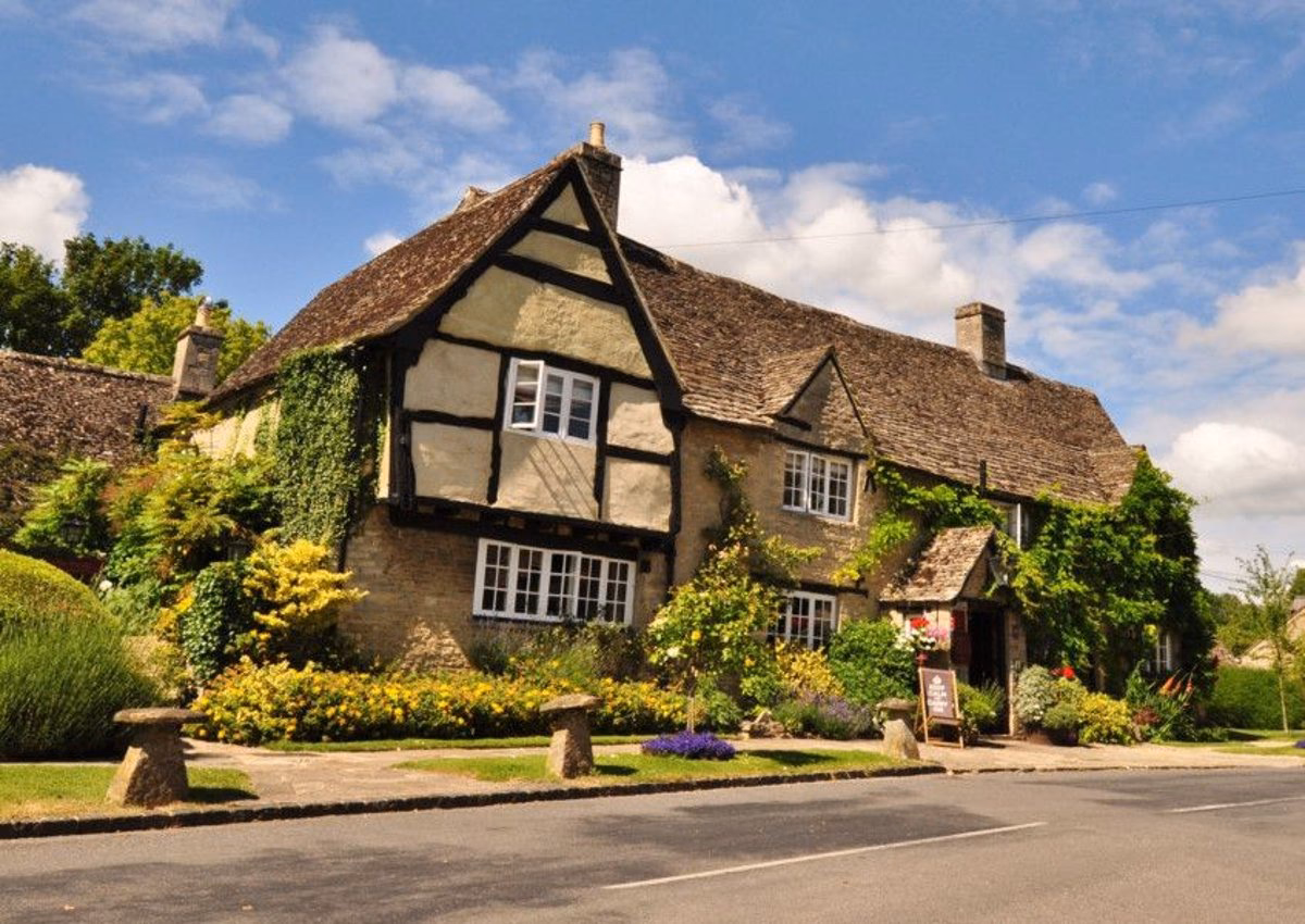 What can I do at the Old Swan pub?