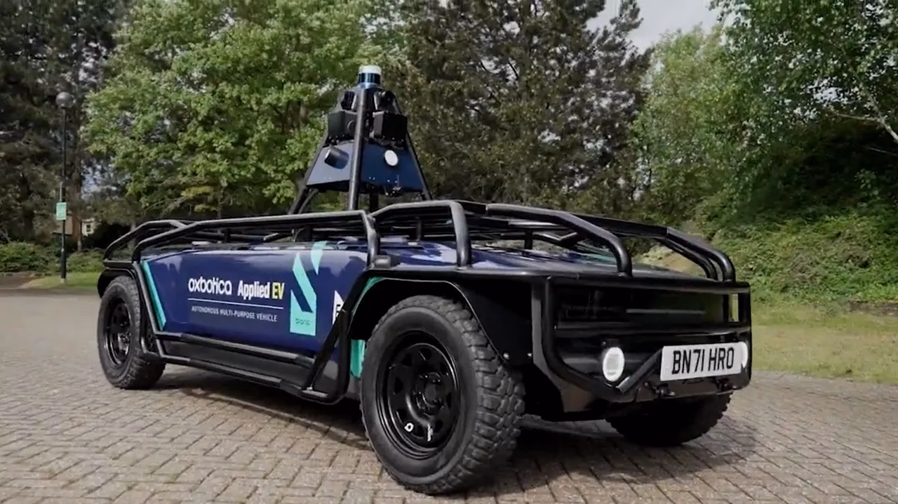 How does Oxbotica's autonomous shuttle service work?