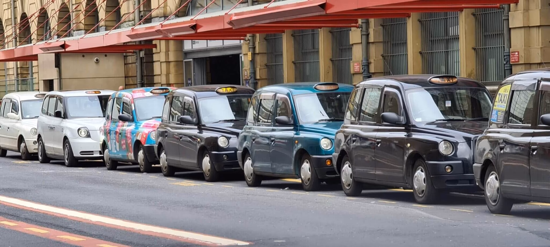 Is there a bus from Manchester Piccadilly station to Oxford Road?
