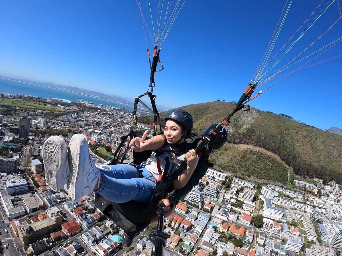 What is the weight limit for tandem paragliding?