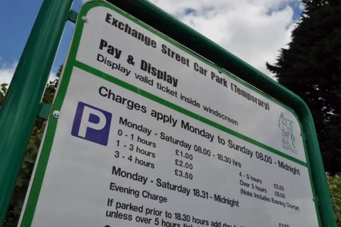 What parking options are available at Retford station?