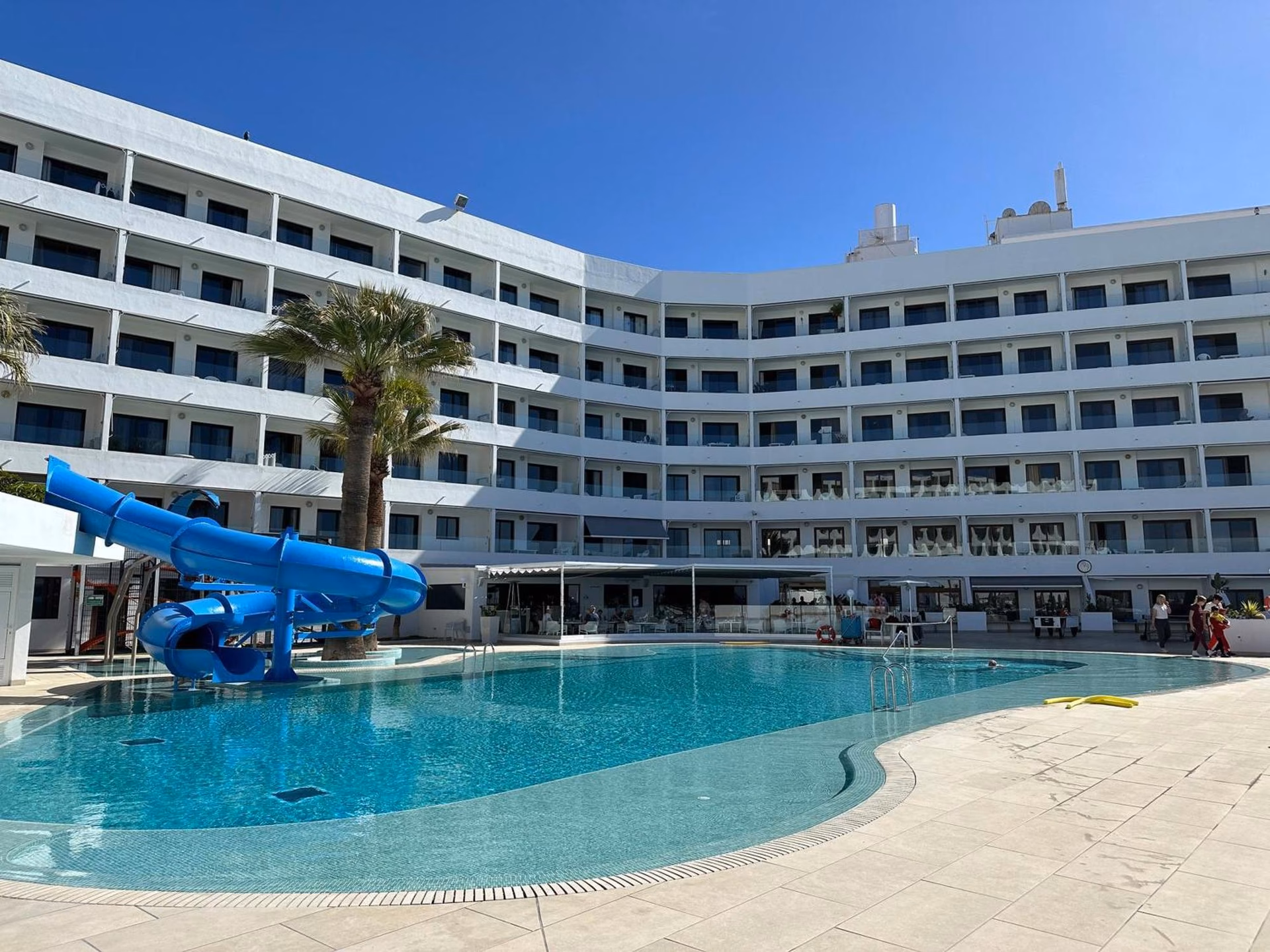 Does pearly grey have a restaurant?