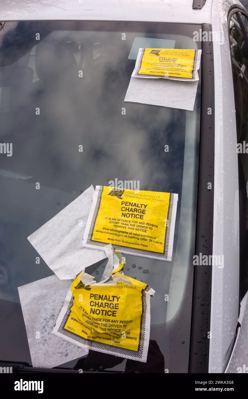 Can a taxi driver leave a vehicle unattended?