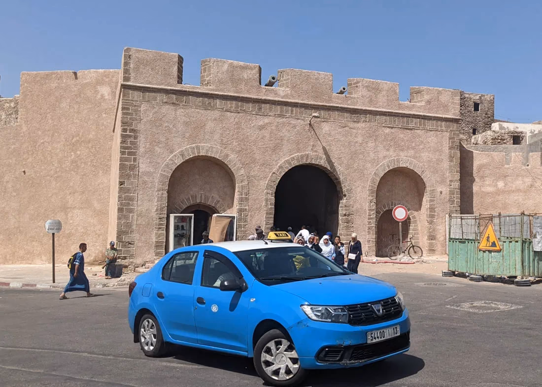 Do petits taxis in Essaouira have a meter?