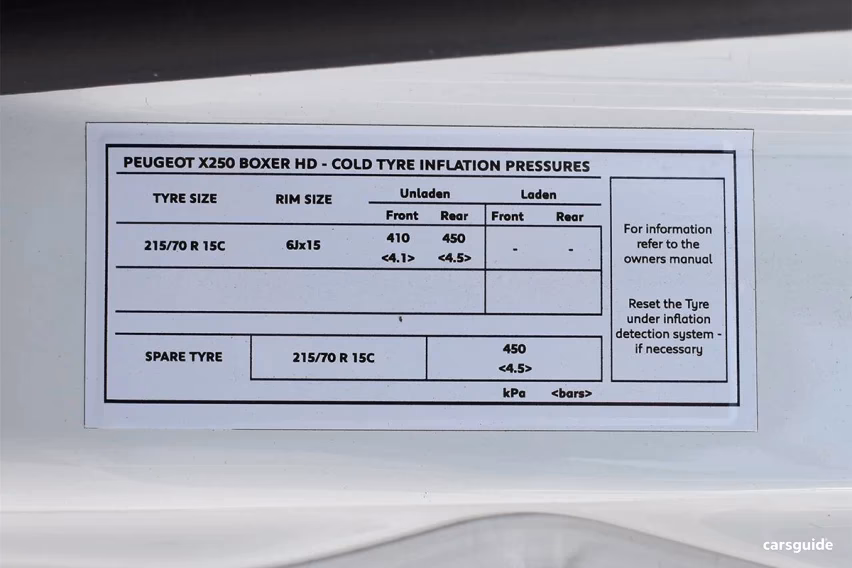 How many passengers can a Peugeot e7tm carry?