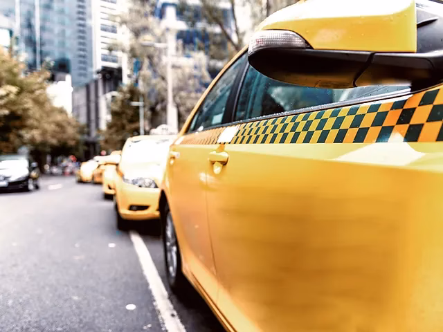 What is the best taxi service from Mandurah to Perth Airport?