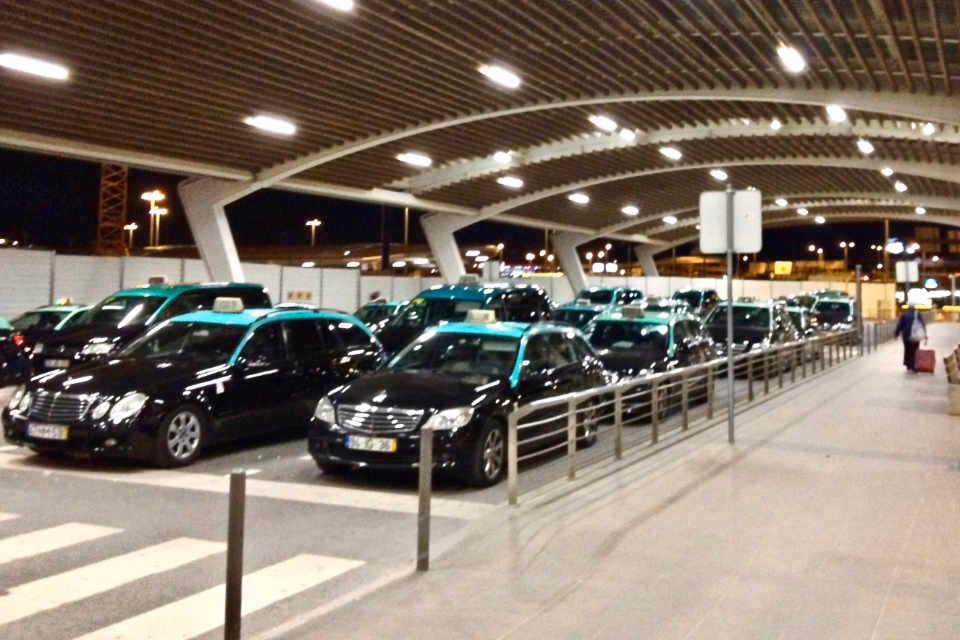 How do I pre-book a taxi transfer from Faro Airport to Alvor?