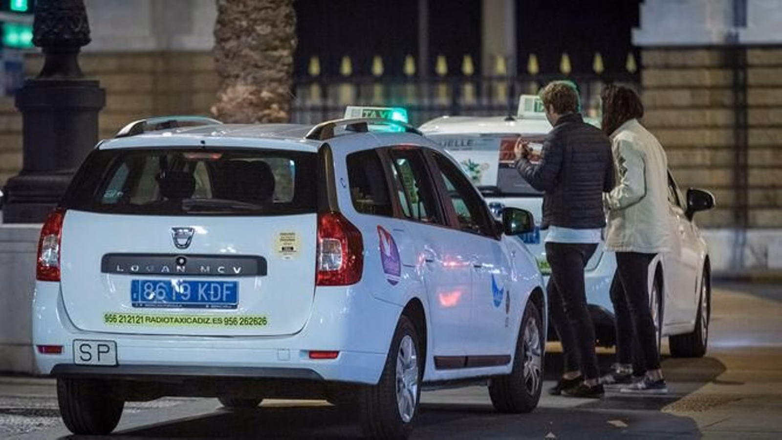 ¿Quién regula las tarifas de taxi en Cádiz?