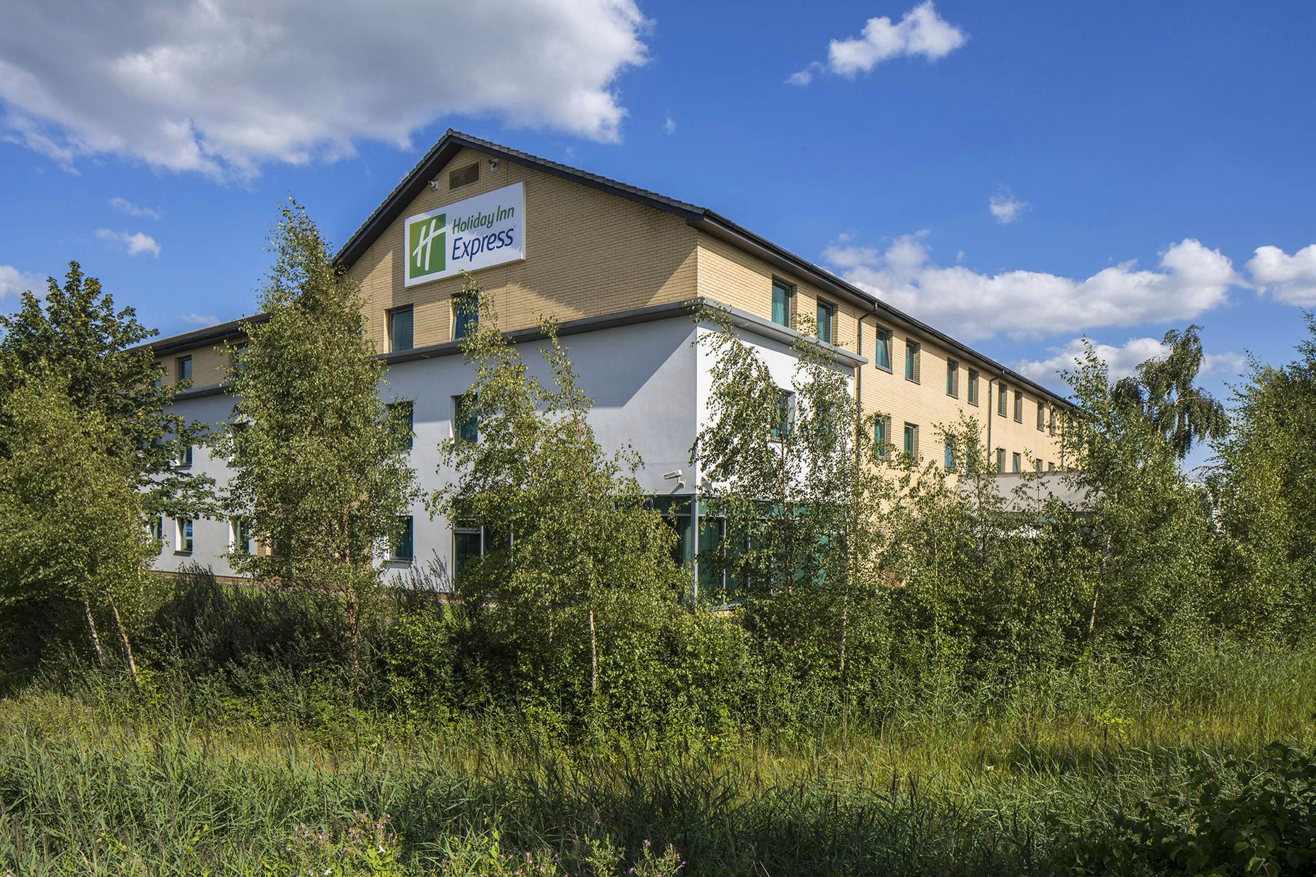 Which Doncaster airport hotels have a buffet breakfast?