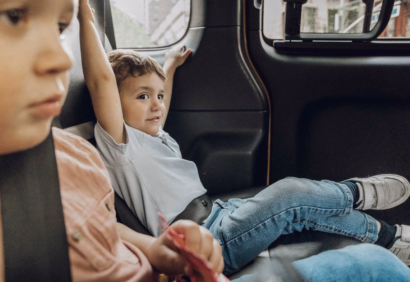 ¿Cómo pueden los niños viajar sin silla?