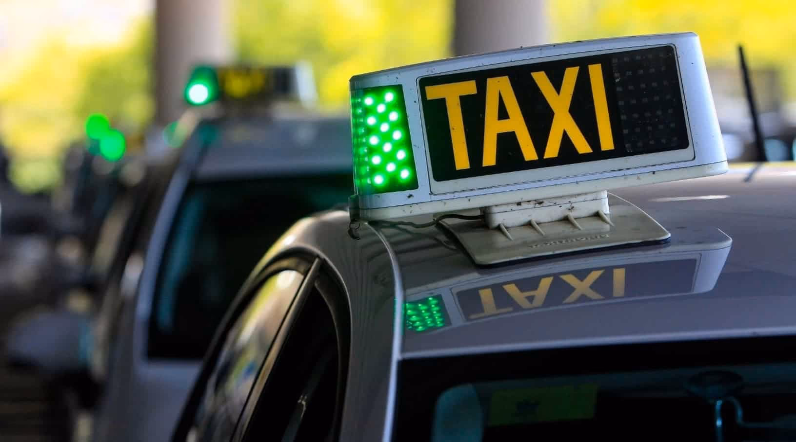 ¿Qué debe hacer la persona conductora del taxi?