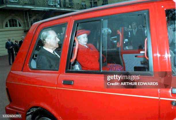 Did black cabs line down the mall to pay tribute to Queen Elizabeth?