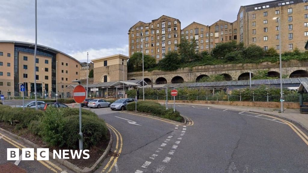 What companies run services between Queensbury & Bradford?