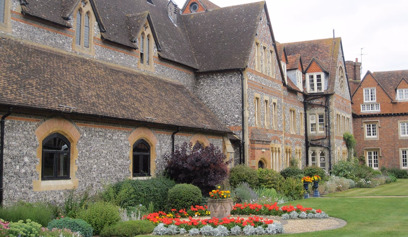 How do I get from Reading to Bradfield College?