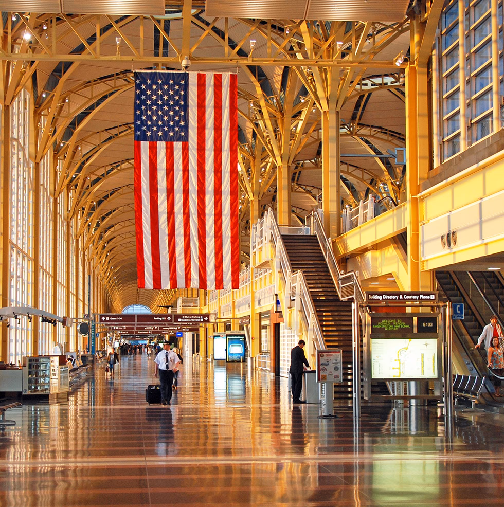 What transportation services are available at Reagan National Airport?